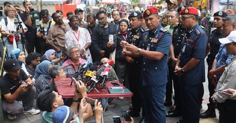 15m of rubbish hampers search for sinkhole victim [WATCH].